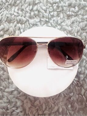 Tommy Hilfiger Gold Frame with Brown Gradient Lens Aviator Sunglasses. New